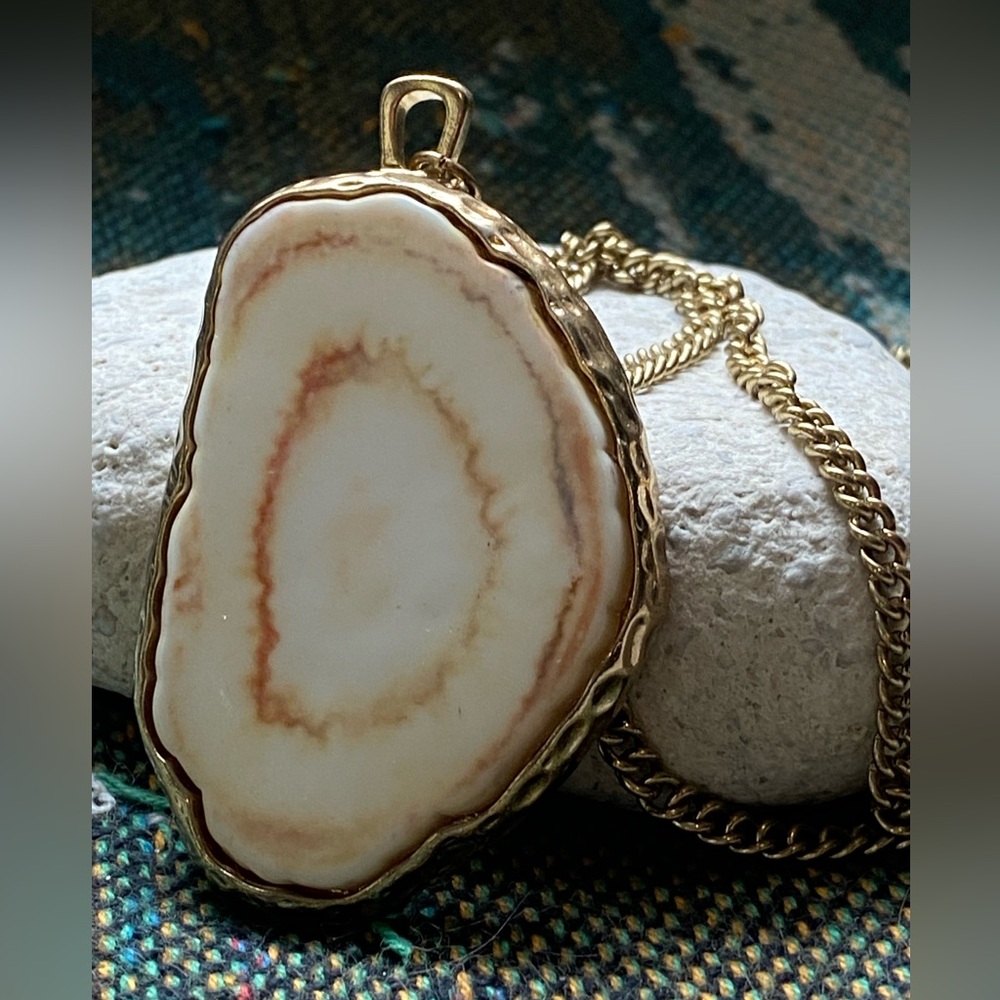 Vtg Boho Gold-Tone Polished Stone Geode Slice Long Pendant Necklace